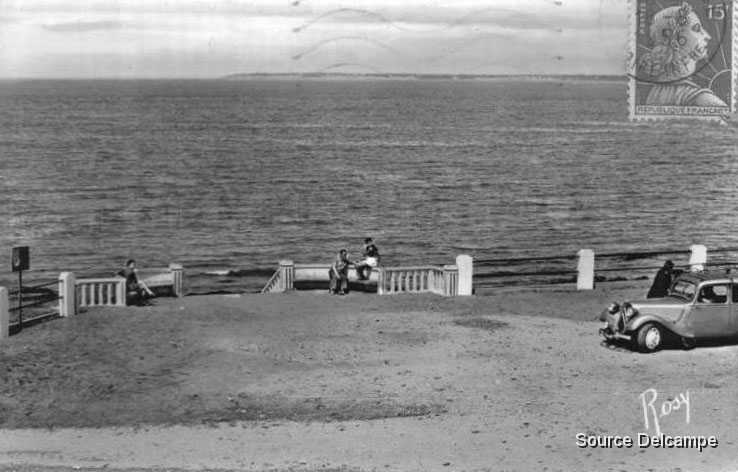 44 Tharon Plage L Esplanade.jpg